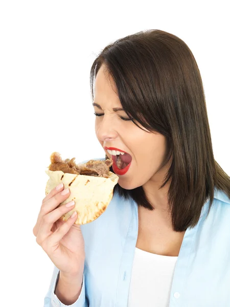 Молодая женщина ест кебаб Доннера — стоковое фото