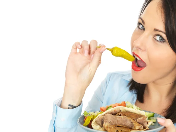 Mujer joven comiendo Donner Kebab con ensalada — Foto de Stock