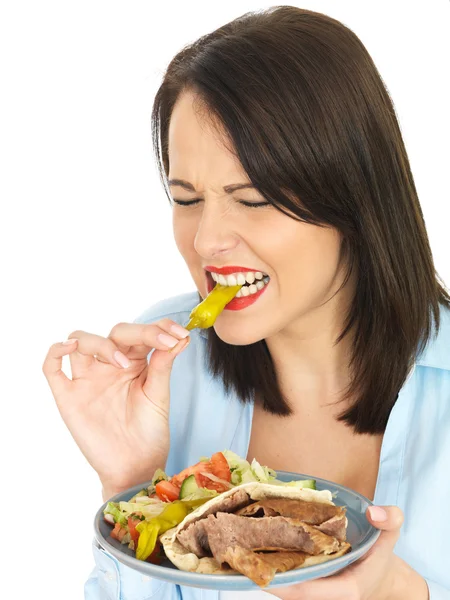 Jovem mulher comendo Donner Kebab com salada — Fotografia de Stock