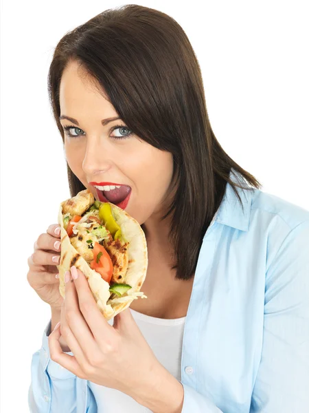 Jovem mulher comendo frango Kebab com salada — Fotografia de Stock