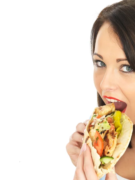 Jeune femme manger du poulet Kebab avec salade — Photo