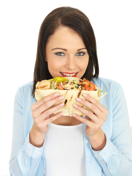 Mujer joven comiendo pollo Kebab con ensalada — Foto de Stock