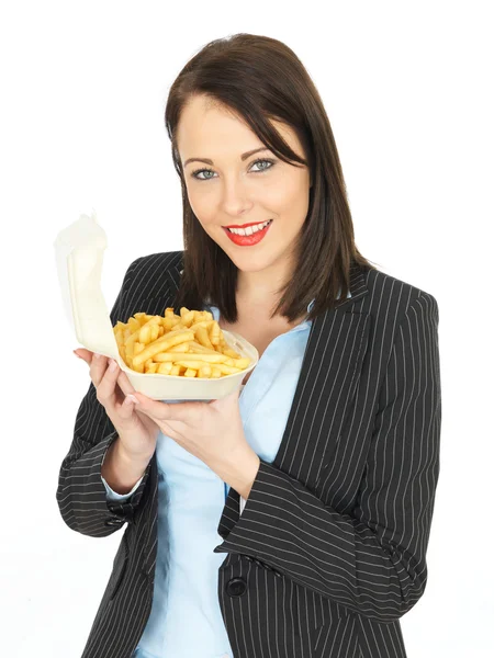 Junge Geschäftsfrau isst Chips — Stockfoto