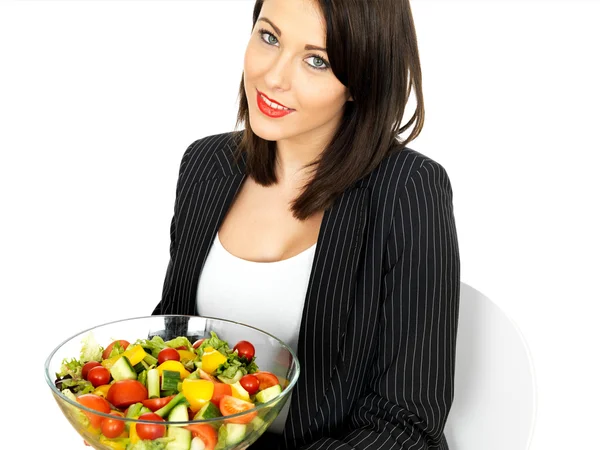 Mujer joven sosteniendo un tazón de ensalada saludable — Foto de Stock