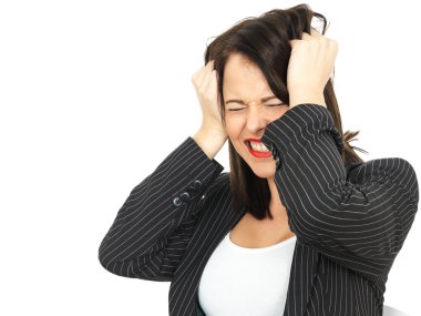 Saçını çekme sinirli sinirli genç iş kadını