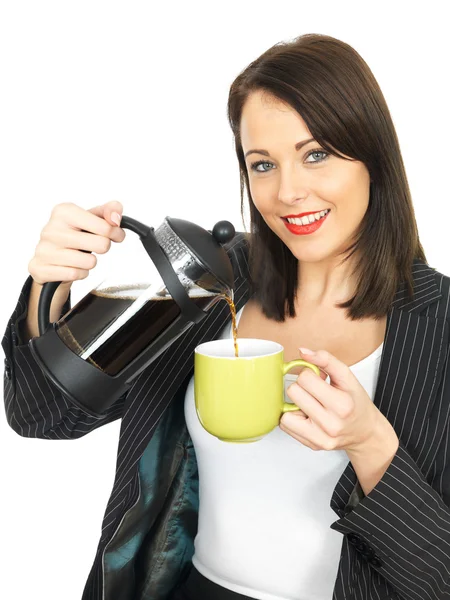 Joven mujer de negocios vertiendo café — Foto de Stock