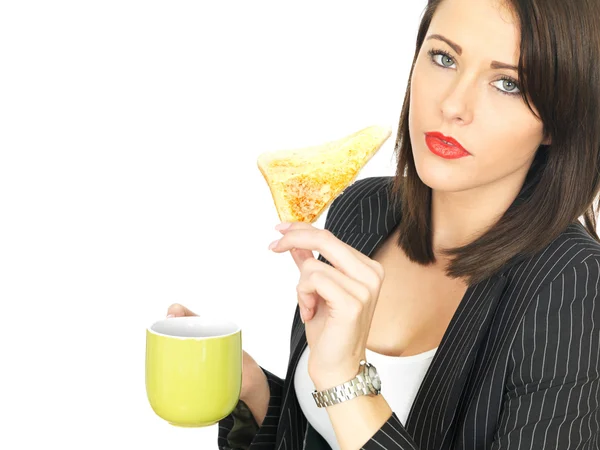 Giovane donna d'affari con caffè e toast imburrato caldo — Foto Stock