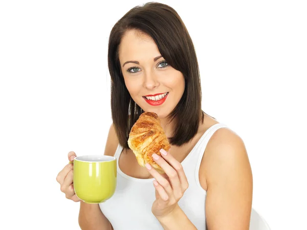 Jonge vrouw met koffie en een Croissant — Stockfoto