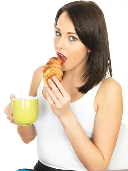 Giovane donna con caffè e croissant — Foto Stock