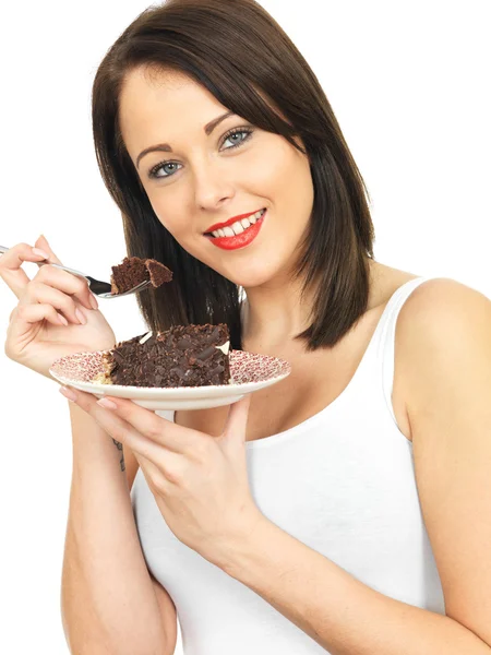 Giovane donna mangiare torta al cioccolato — Foto Stock