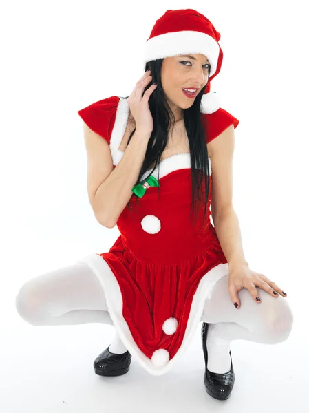 Sexy Weihnachtsmann Pin-up Modell hockt auf dem Boden — Stockfoto