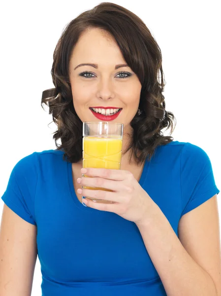 Zdrowa kobieta młody picie soku pomarańczowego — Zdjęcie stockowe