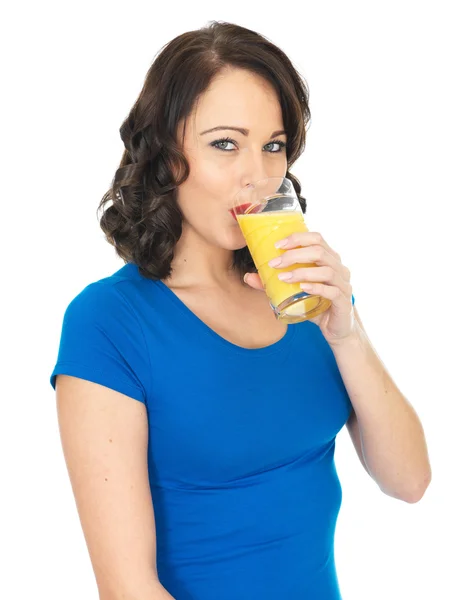 Mujer joven y saludable bebiendo jugo de naranja —  Fotos de Stock