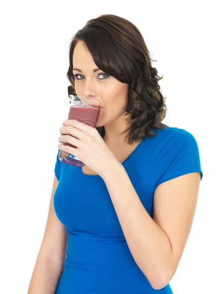 Mujer joven y saludable bebiendo un batido —  Fotos de Stock
