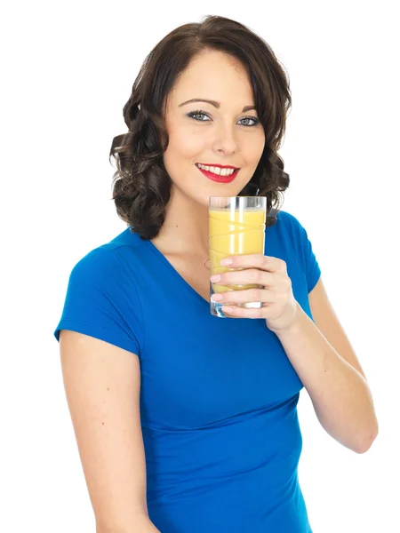 Glad ung kvinna dricka fruktjuice — Stockfoto