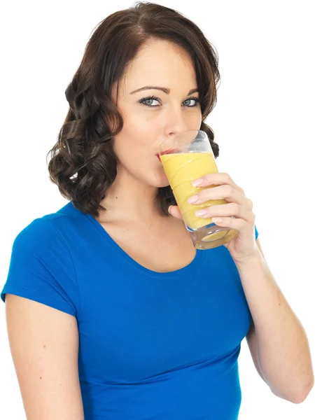 Счастливая молодая женщина пьет фруктовый сок — стоковое фото