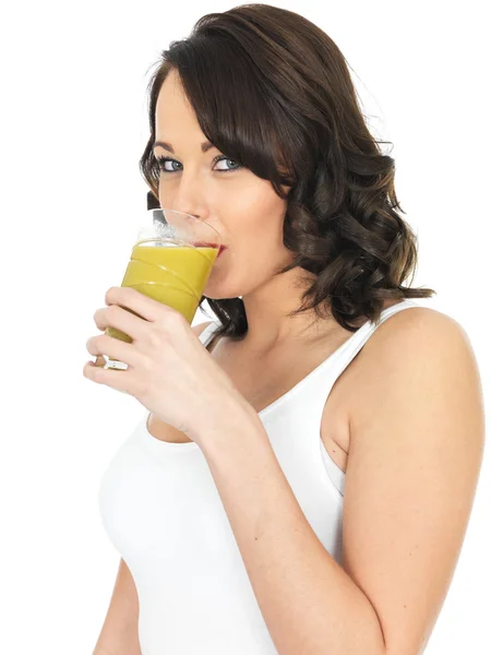 Aantrekkelijke jonge vrouw drinken Mango SAP — Stockfoto