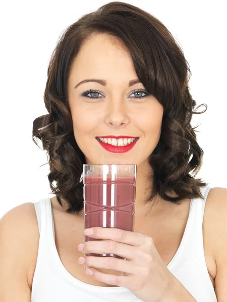 Junge Frau trinkt frischen Fruchtsaft — Stockfoto