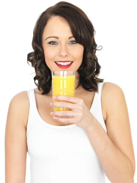 Jovem mulher bebendo suco de laranja — Fotografia de Stock