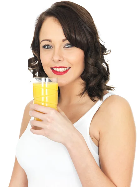 Jovem mulher bebendo suco de laranja — Fotografia de Stock