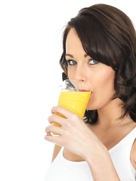 Junge Frau trinkt Orangensaft — Stockfoto