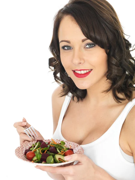 Jonge vrouw die salade eet — Stockfoto