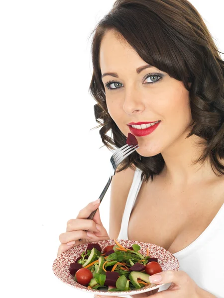 Mujer joven comiendo ensalada — Foto de Stock