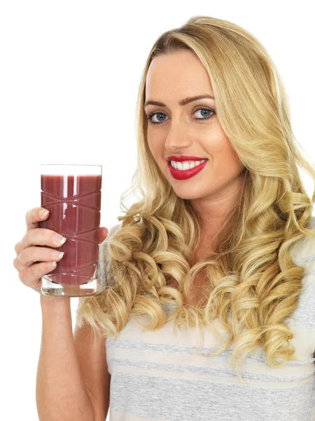 Mladá žena pije ovocné Smoothie — Stock fotografie