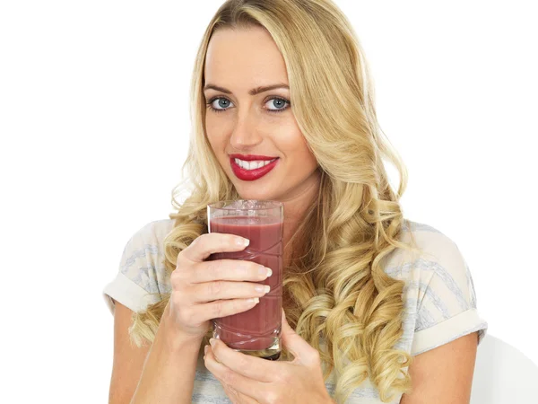 Mladá žena pije ovocné Smoothie — Stock fotografie