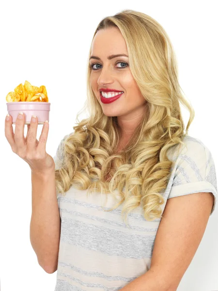 Ung kvinna äta potatischips — Stockfoto
