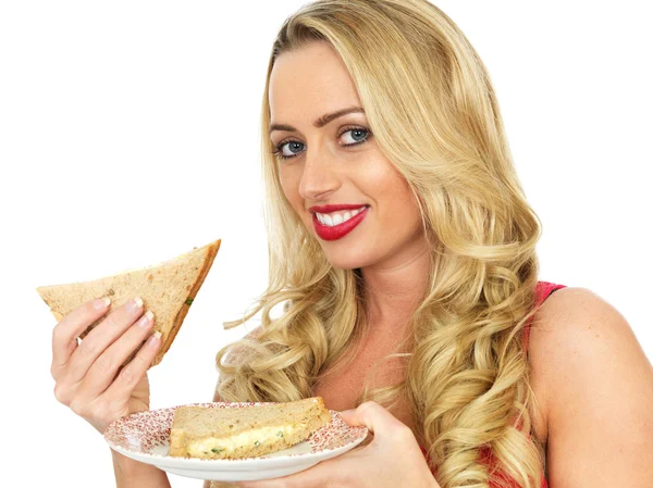 Genç bir kadın sandviç yiyor. — Stok fotoğraf