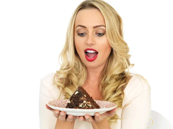 Genç bir kadın çikolatalı pasta yiyor. — Stok fotoğraf