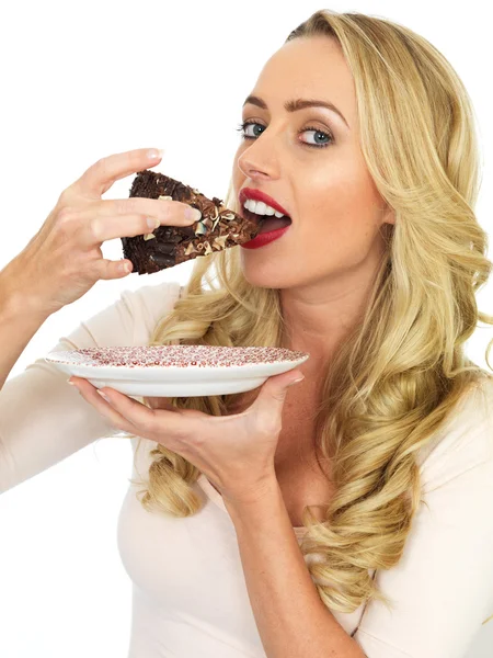 Jeune femme manger gâteau au chocolat — Photo