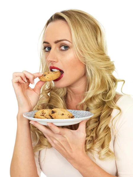 Jonge vrouw eten koekjes — Stockfoto