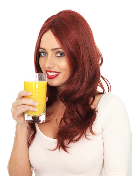 Mujer joven bebiendo jugo de naranja fresco —  Fotos de Stock