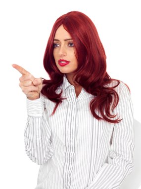 Genç kadın yolu işaret