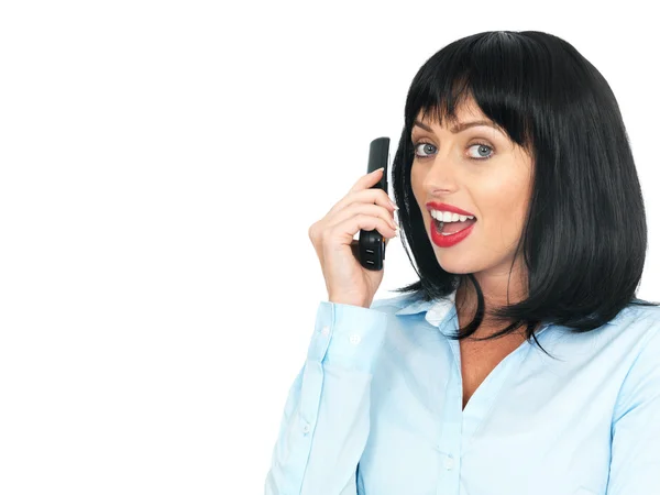 Jovem usando um telefone sem acordes — Fotografia de Stock