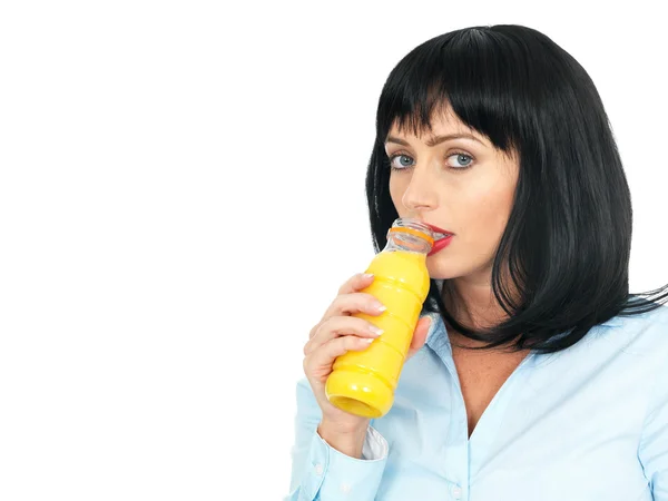 Молода жінка п'є апельсиновий сік — стокове фото