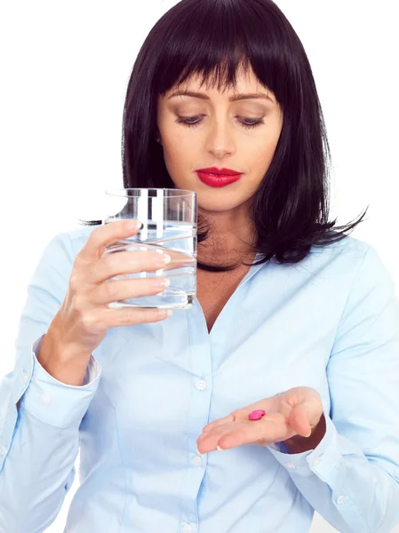 Mujer joven tomando medicamentos — Foto de Stock