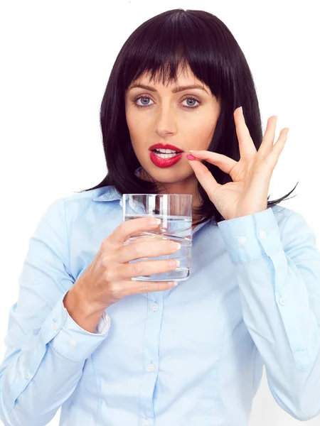 Jeune femme prenant des médicaments — Photo