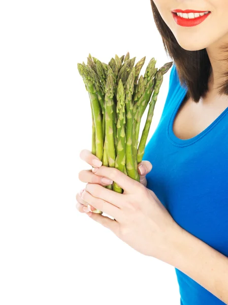 Jeune femme tenant des asperges fraîches — Photo