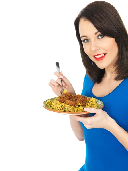 Jovem mulher comendo cordeiro Rogan Josh Indian Curry — Fotografia de Stock