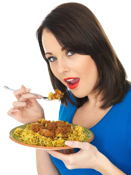 Jovem mulher comendo cordeiro Rogan Josh Indian Curry — Fotografia de Stock