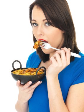 Genç kadın tavuk Tikka Biryani yeme