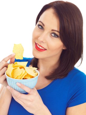 patates cips yiyen genç kadın