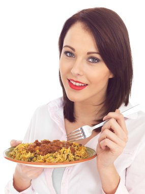 Genç kadın kuzu Rogan Josh Hint köri yeme