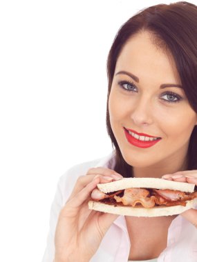 Genç kadın bir pastırmalı sandviç yeme