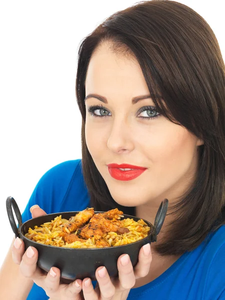 Ung kvinna äta kyckling Tikka Biryani — Stockfoto