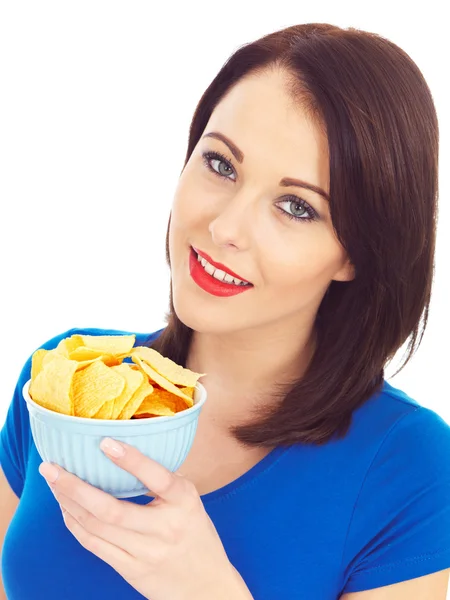 Młoda kobieta jedzenie chipsy ziemniaczane — Zdjęcie stockowe