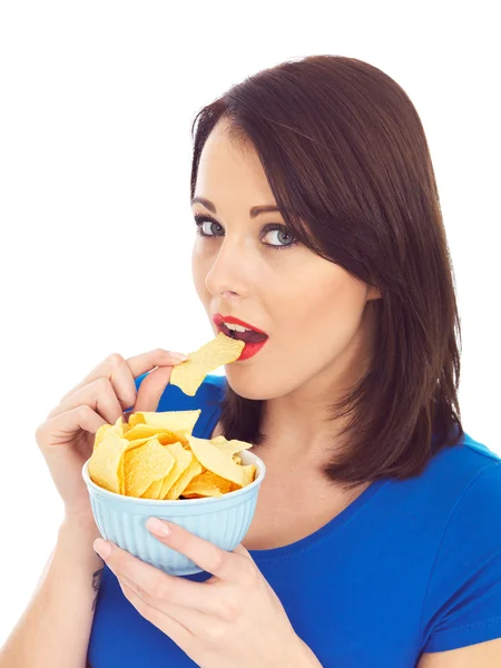 ポテトチップスを食べる若い女性 — ストック写真
